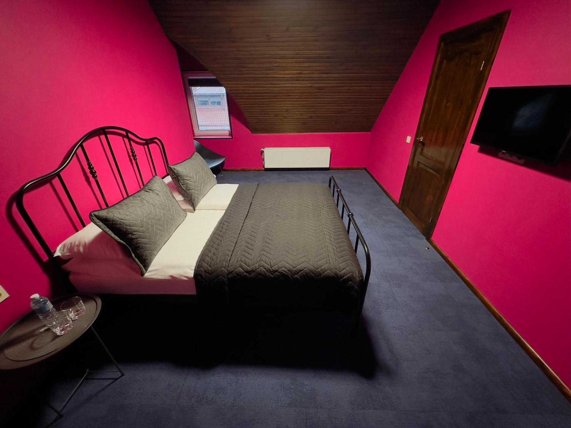Broken Bed Hootel Kaunas Exterior photo