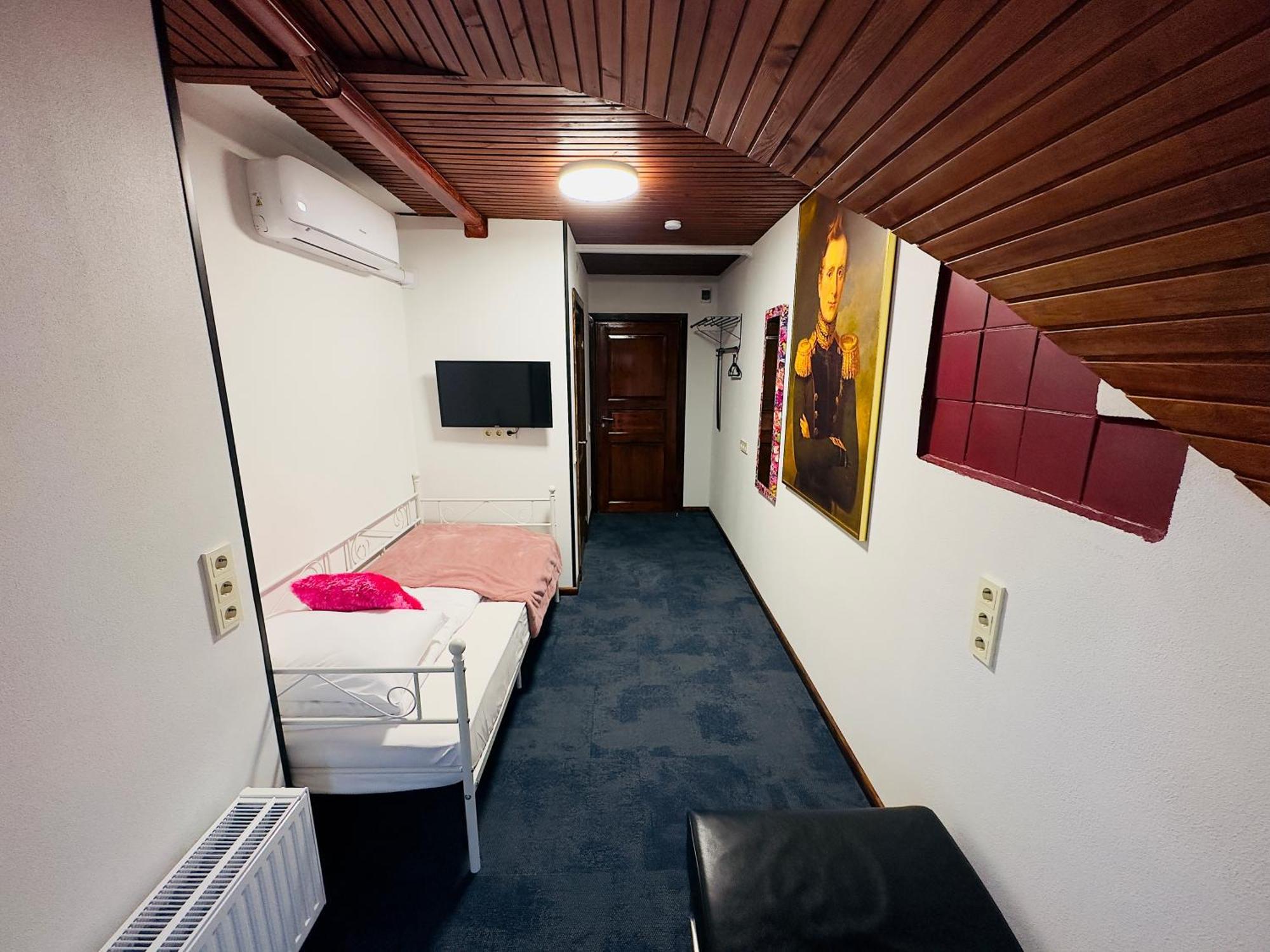 Broken Bed Hootel Kaunas Exterior photo