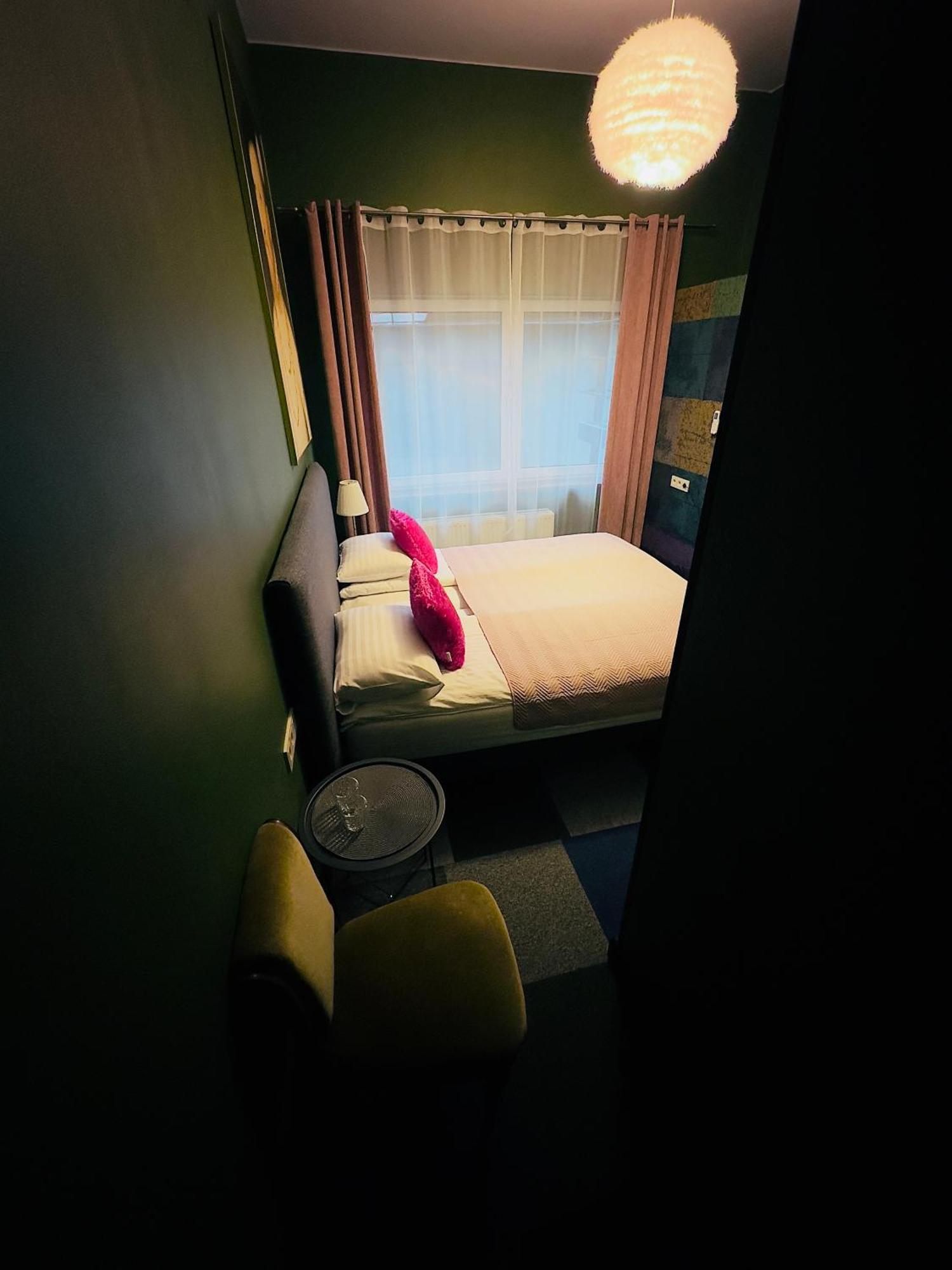 Broken Bed Hootel Kaunas Exterior photo